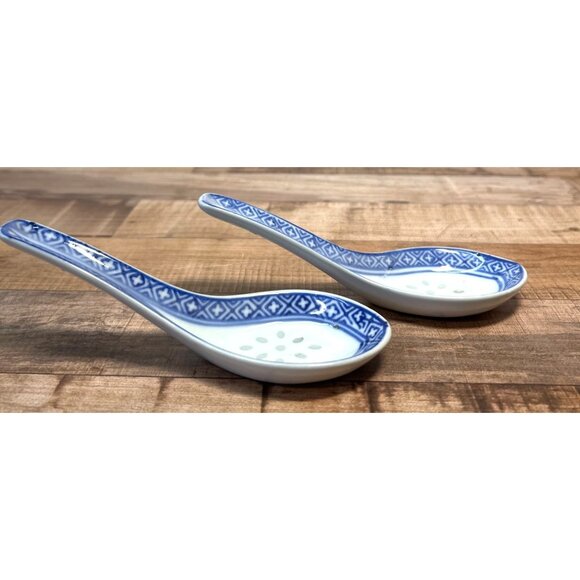 Set Of 2 Porcelain Chinese Soup Spoons With Blue Geometric Border Design - Picture 2 of 5